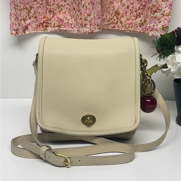 Coach Handbags - Vintage Coach Turn-lock Companion Flap, 9076 Crossbody Bag